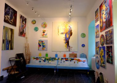 Modern bir evin içinde.