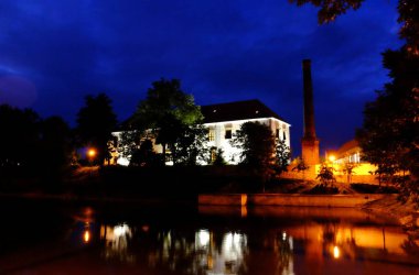 Akşamları en kirli sanayi binalarının olduğu şehrin gece manzarası.
