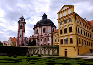 Kutsal üçlünün şatosu