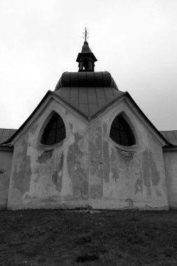 Şehirdeki eski taş kilise.