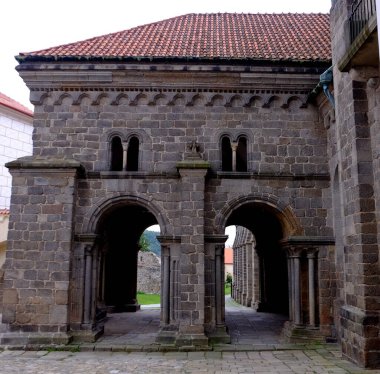 Şehir merkezindeki eski kilise.