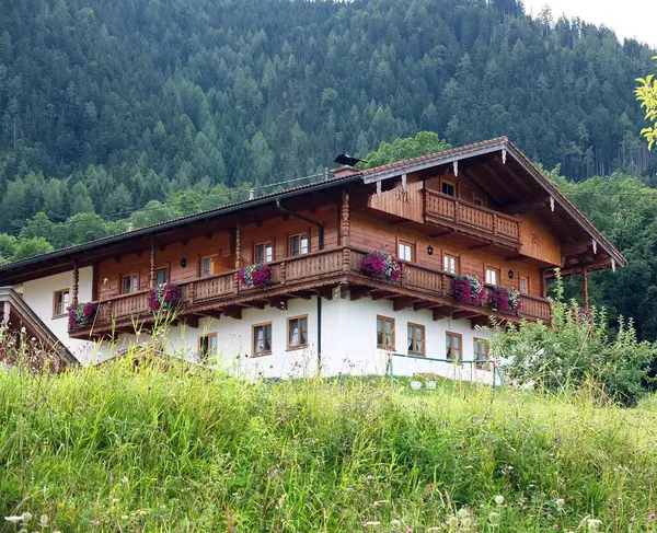 Dağlardaki ahşap kulübe.