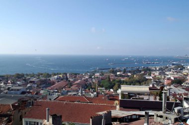 İstanbul, Türkiye: İstanbul 'un İstanbul Kulesi' nden görünüşü, Avrupa ile Asya arasındaki sınır olan Bosphorus Boğazı 'nda uzanan Türkiye' nin en büyük şehridir.
