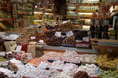 Eski şehir İstanbul 'un pazarındaki bir dükkandaki şekerlemeler en büyük hindi şehridir. Boğaz boyunca uzanır, Avrupa ile Asya arasındaki sınırdır.