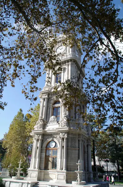 İstanbul, Türkiye 'nin en büyük şehridir. Boğazı, Avrupa ve Asya arasındaki sınırdır.