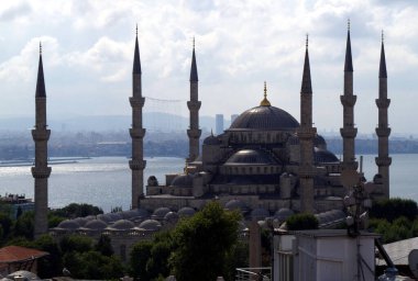 İstanbul şehri, Türkiye 'nin en büyük şehridir. Boğazı, Avrupa ile Asya arasındaki sınır, İstanbul Boğazı' nda uzanır.