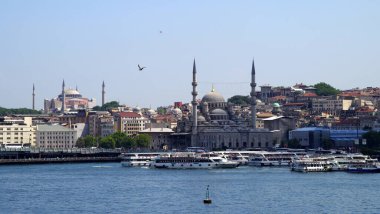İstanbul, İstanbul Türkiye 'nin en büyük şehridir. Boğaz boyunca uzanan İstanbul Boğazı, Avrupa ile İstanbul' daki Galata Camii arasındaki sınır.
