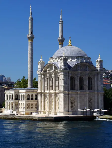 İstanbul 'un altın camii, Türkiye' nin en büyük şehridir. Boğazı, Avrupa ve Asya arasındaki sınır, Türkiye 'nin en büyük şehridir.