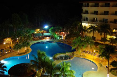 Geceleri yüzme havuzu