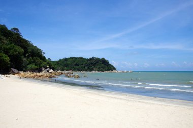 Deniz ve mavi gökyüzü olan tropik plaj Malezya 'nın güneydoğusunda güzel bir denizdir. 