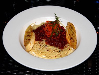 Beyaz tabakta somonlu makarna.