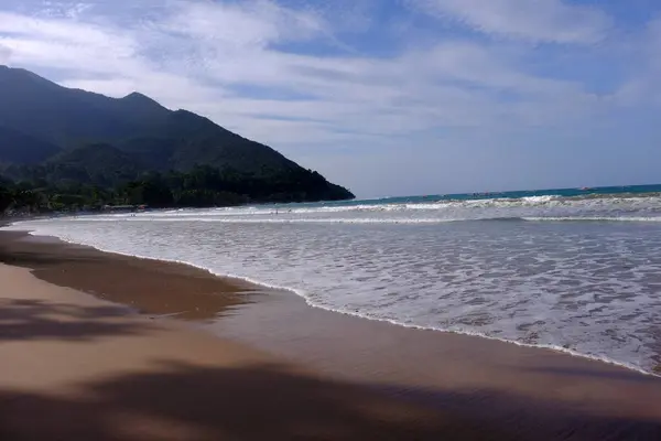 Palawan, cennet gibi tropikal manzaraları ve el değmemiş plajlarıyla Filipinler 'in gerçek bir mücevheri.