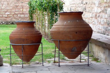 Kilden bir çömlek ve çömlek.