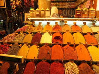 İstanbul 'daki pazarda geleneksel Türk tatlıları, hindi