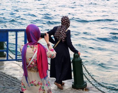 Sırt çantalı ve sırt çantalı Müslüman kadınlar şehirde