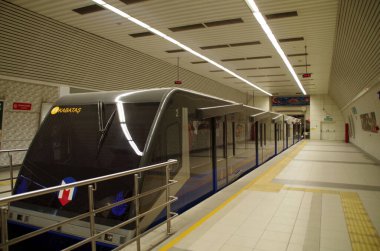 Metroda metro var. Metro, toplu taşımacılıktaki metrodur.