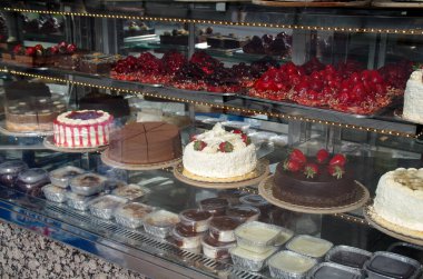 Sergilenen çeşitli tatlı türleri