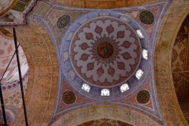 Kutsal Bakire İstanbul Kilisesi 'nin içinde.