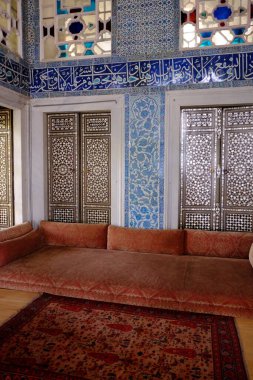İstanbul 'da bir caminin içi Avrupa Bizans' taki en güzel kentlerden biridir (3301204), Latince (12041261), geç Bizans (12611453) ve Osmanlı İmparatorluğu (14531922).