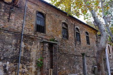 Şehirde terk edilmiş eski bir ev.
