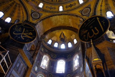 Sogia Camii 'nin içinde.