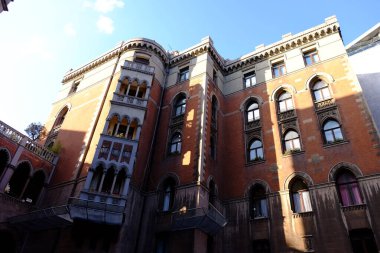 İstanbul 'un eski binası Avrupa Bizans Cumhuriyeti' nin (3301204), Latince (12041261), Bizans (12611453) ve Osmanlı İmparatorluğu 'nun (14531922) en güzel şehirlerinden biridir.