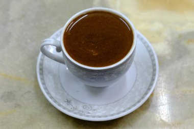 Beyaz tabakta Türk kahvesi