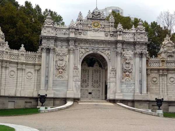 Avrupa 'nın en güzel şehirlerinden biri olan İstanbul Sarayı (3301204), Latince (12041261), geç Bizans (12611453) ve Osmanlı İmparatorluğu (14531922)' dur.