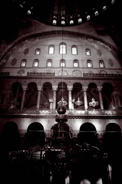 Avrupa 'nın en güzel şehirlerinden biri olan İstanbul (3301204), Latince (12041261), geç Bizans (12611453) ve Osmanlı İmparatorluğu (14531922)' dur.