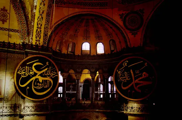 İstanbul 'daki caminin içi, hindi.