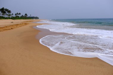 Sri Lanka Seylan Theravada Budizm Doğa tecrübesi Hint Okyanusu 'na kurulmuş gözyaşı damlası şeklindeki adayı deneyimliyor.
