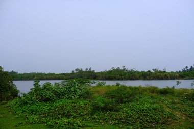 Sri Lanka Seylan Theravada Budizm Doğa tecrübesi Hint Okyanusu 'na kurulmuş gözyaşı damlası şeklindeki adayı deneyimliyor.