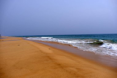 Sri Lanka Seylan Theravada Budizm Doğa tecrübesi Hint Okyanusu 'na kurulmuş gözyaşı damlası şeklindeki adayı deneyimliyor.