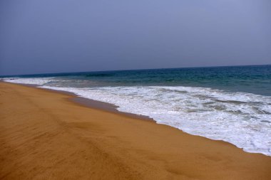 Sri Lanka Seylan Theravada Budizm Doğa tecrübesi Hint Okyanusu 'na kurulmuş gözyaşı damlası şeklindeki adayı deneyimliyor.