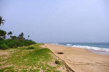 Sri Lanka Seylan Theravada Budizm Doğa tecrübesi Hint Okyanusu 'na kurulmuş gözyaşı damlası şeklindeki adayı deneyimliyor.