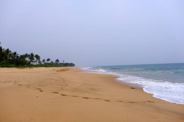 Sri Lanka Seylan Theravada Budizm Doğa tecrübesi Hint Okyanusu 'na kurulmuş gözyaşı damlası şeklindeki adayı deneyimliyor.