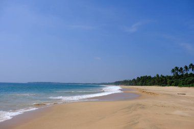 Sri Lanka Seylan Theravada Budizm Doğa tecrübesi Hint Okyanusu 'na kurulmuş gözyaşı damlası şeklindeki adayı deneyimliyor.