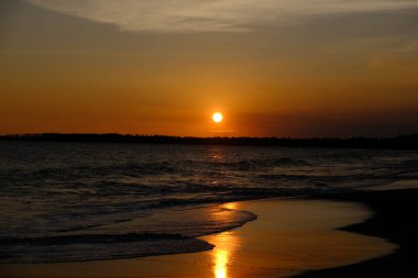 Sri Lanka Seylan Theravada Budizm Doğa tecrübesi Hint Okyanusu 'na kurulmuş gözyaşı damlası şeklindeki adayı deneyimliyor.