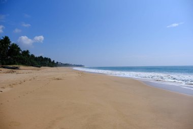 Sri Lanka Seylan Theravada Budizm Doğa tecrübesi Hint Okyanusu 'na kurulmuş gözyaşı damlası şeklindeki adayı deneyimliyor.