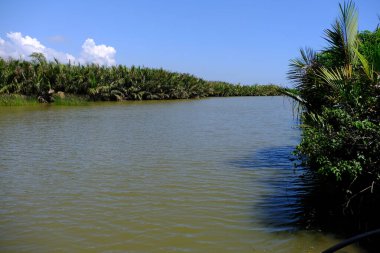 Sri Lanka Seylan Theravada Budizm Doğa tecrübesi Hint Okyanusu 'na kurulmuş gözyaşı damlası şeklindeki adayı deneyimliyor.