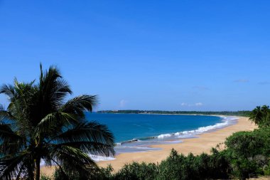 Sri Lanka Seylan Theravada Budizm Doğa tecrübesi Hint Okyanusu 'na kurulmuş gözyaşı damlası şeklindeki adayı deneyimliyor.