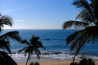 Sri Lanka Seylan Theravada Budizm Doğa tecrübesi Hint Okyanusu 'na kurulmuş gözyaşı damlası şeklindeki adayı deneyimliyor.
