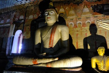 Sri Lanka Seylan Theravada Budizm Doğa tecrübesi Hint Okyanusu 'na kurulmuş gözyaşı damlası şeklindeki adayı deneyimliyor.