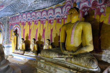 Sri Lanka Seylan Theravada Budizm Doğa tecrübesi Hint Okyanusu 'na kurulmuş gözyaşı damlası şeklindeki adayı deneyimliyor.