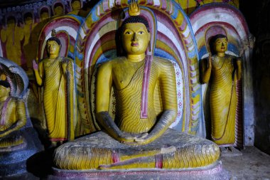 Sri Lanka Seylan Theravada Budizm Doğa tecrübesi Hint Okyanusu 'na kurulmuş gözyaşı damlası şeklindeki adayı deneyimliyor.