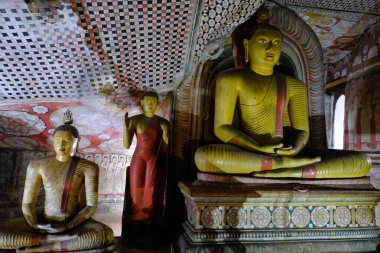 Sri Lanka Seylan Theravada Budizm Doğa tecrübesi Hint Okyanusu 'na kurulmuş gözyaşı damlası şeklindeki adayı deneyimliyor.