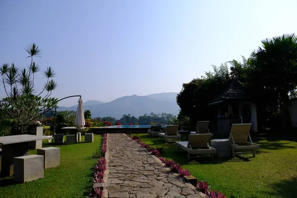 Sri Lanka Seylan Theravada Budizm Doğa tecrübesi Hint Okyanusu 'na kurulmuş gözyaşı damlası şeklindeki adayı deneyimliyor.