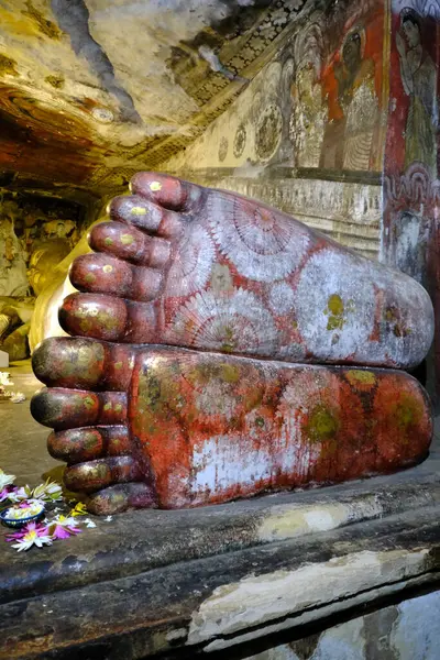 Sri Lanka Seylan Theravada Budizm Doğa tecrübesi Hint Okyanusu 'na kurulmuş gözyaşı damlası şeklindeki adayı deneyimliyor.