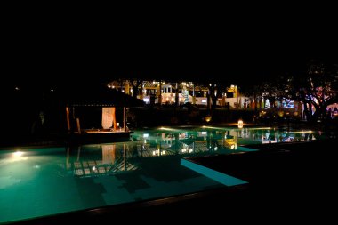 Sri Lanka Seylan Theravada Budizm Doğa tecrübesi Hint Okyanusu 'na kurulmuş gözyaşı damlası şeklindeki adayı deneyimliyor.