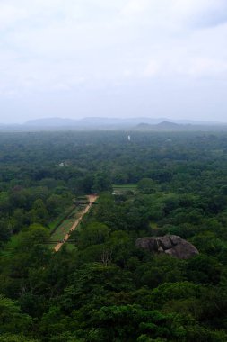 Sri Lanka Seylan Theravada Budizm Doğa tecrübesi Hint Okyanusu 'na kurulmuş gözyaşı damlası şeklindeki adayı deneyimliyor.